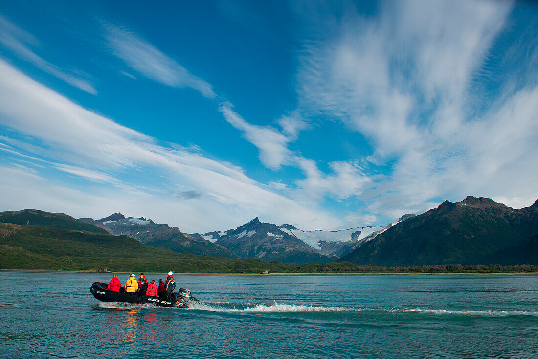 Passagiere von Expeditions-Kreuzfahrtschiff MS Bremen (Hapag-Lloyd Cruises) fahren mit Zodiac Schlauchboot mit Bergen im Hintergrund, Kodiak, Kodiak Island, Alaska, USA, Nordamerika