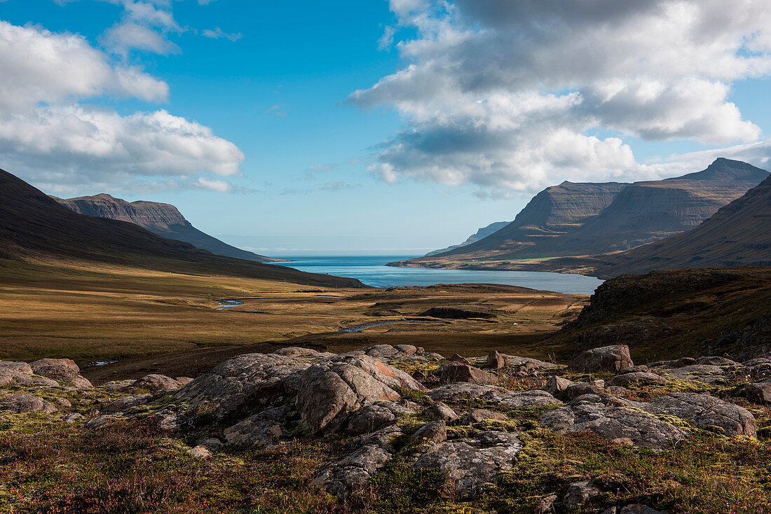 Felsige Landschaft öffnet sich in Richtung Seyðisfjörðdur Fjord, nahe Seyðisfjörðdur im Osten von Island, Europa