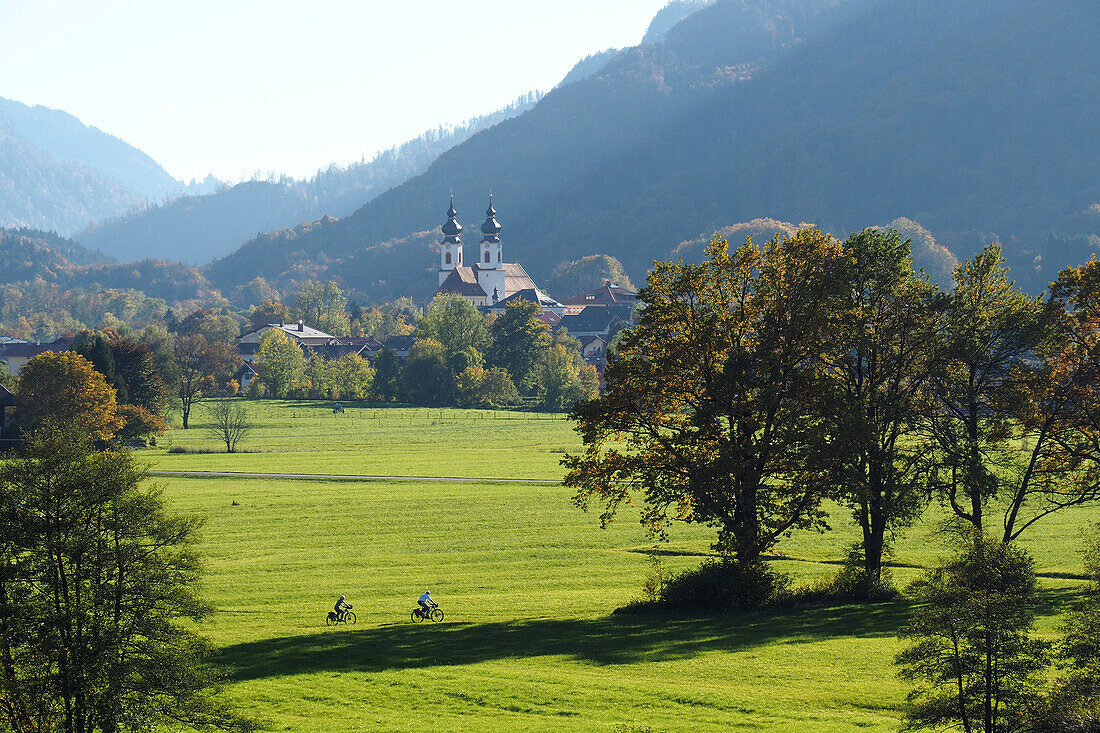 Pfarrkirche mit Feld, Aschau an den Chiemgauer Voralpen, Bayern, Deutschland