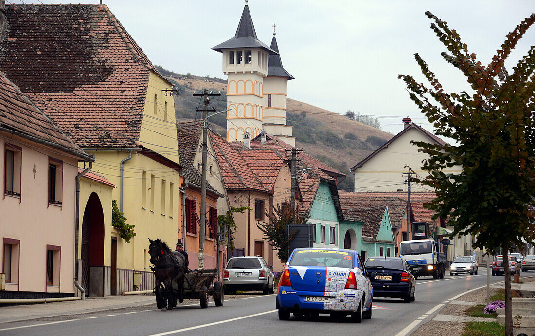 Strassenbild mit Autos und Pferdefuhrwerk bei Medias, Siebenbürgen, Rumänien