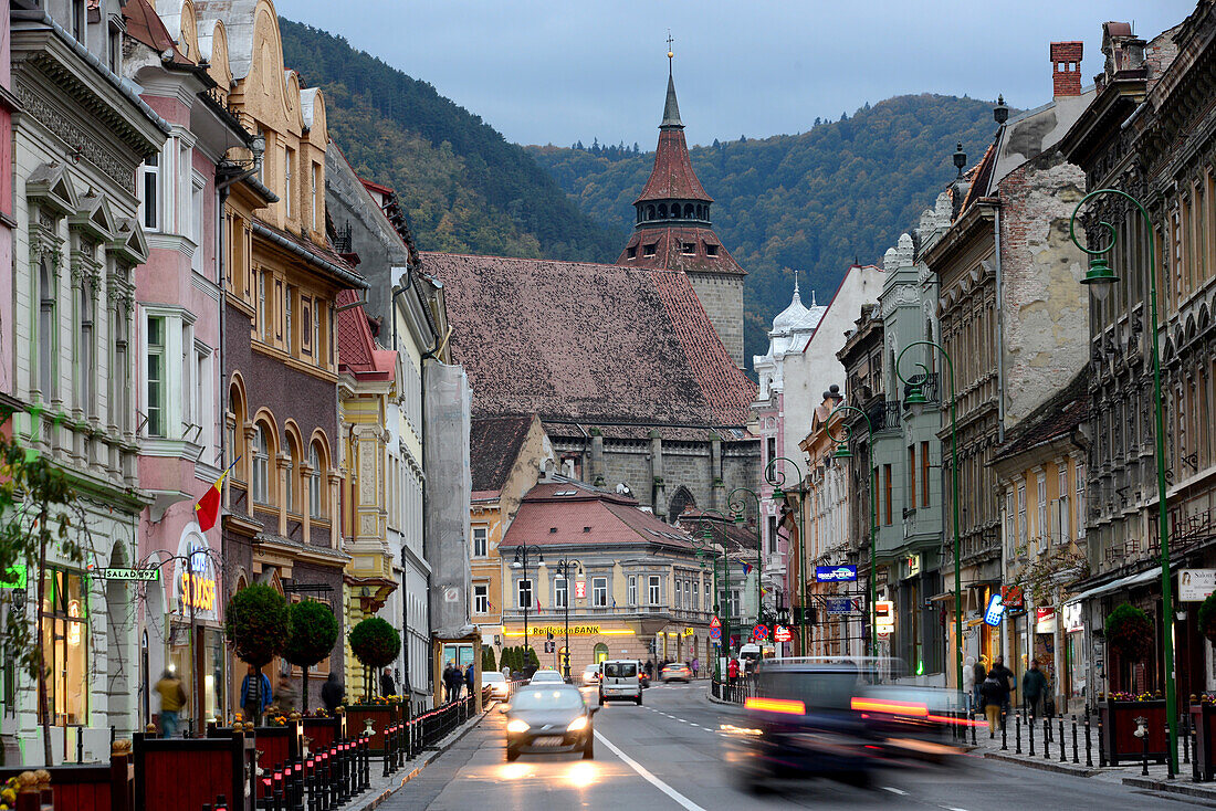 Blick auf Brasov (Kronstadt) durch Haupstrasse auf Schwarze Kirche, Siebenbürgen, Rumänien