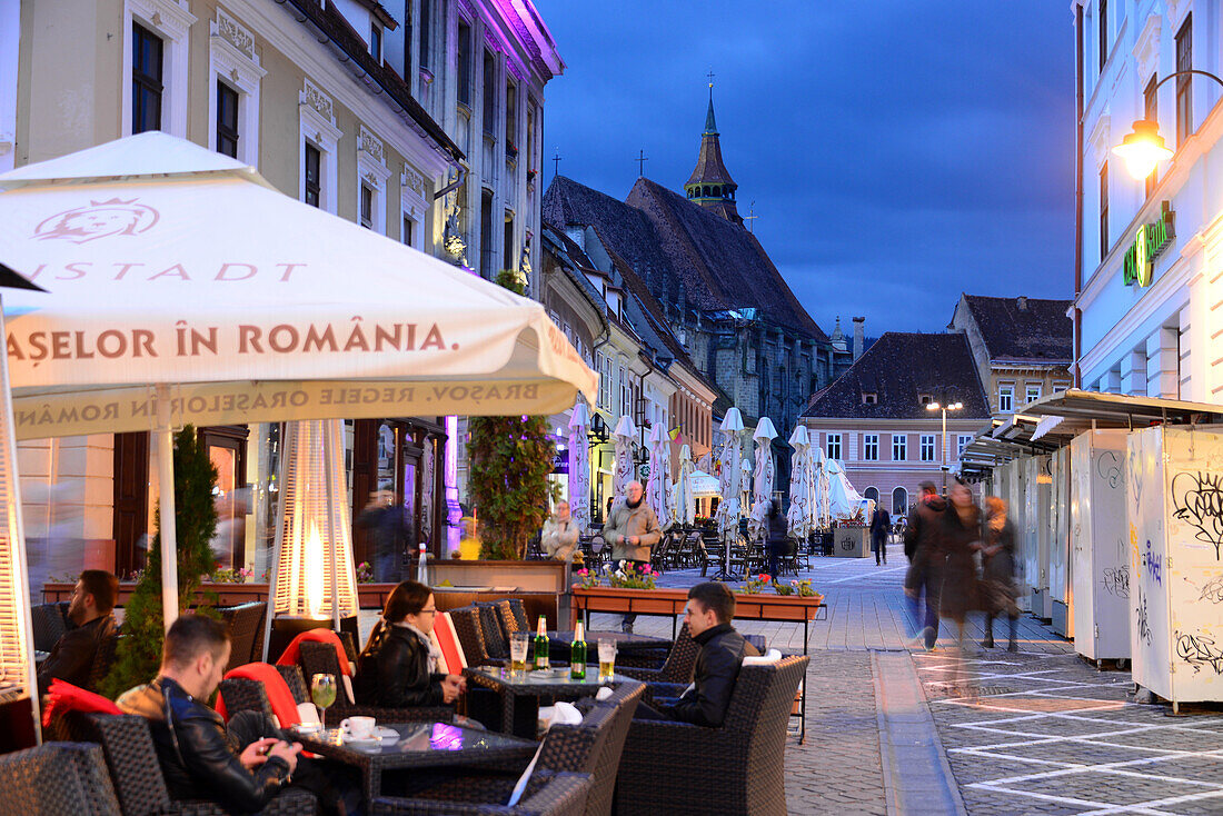 Café in der Fußgängerzone am Rathausplatz, Brasov (Kronstadt), Siebenbürgen, Rumänien