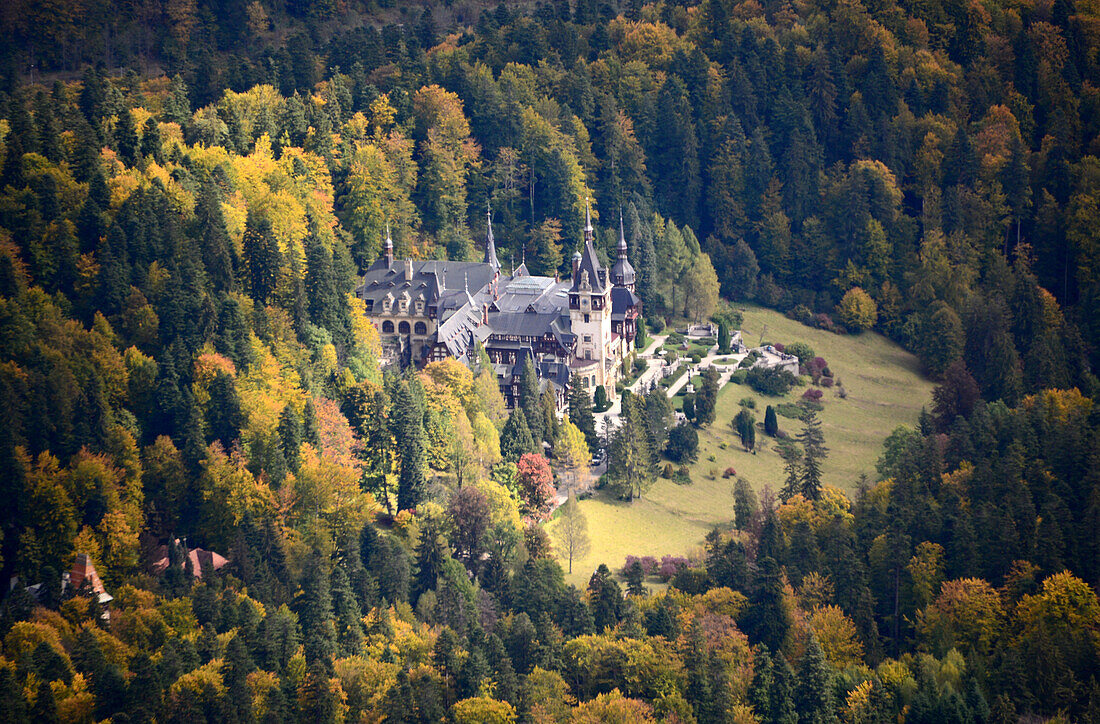 Schloß Peles im Wald, Sinaia in den Karpaten bei Brasov (Kronstadt), Siebenbürgen, Rumä
