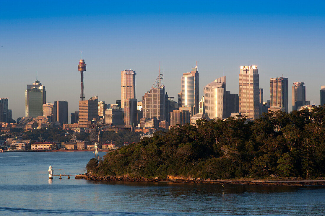 Die City von Sydney mit Bradleys Head im Vordergrund, Sydney, New South Wales, Australien