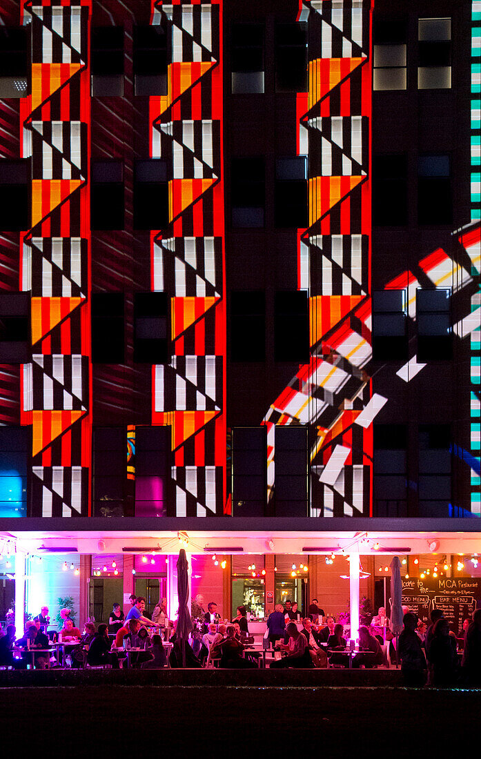 Das beleuchtete Museum of Contemporary Art am Circular Quay während des Vivid Festivals, Sydney, New South Wales, Australien