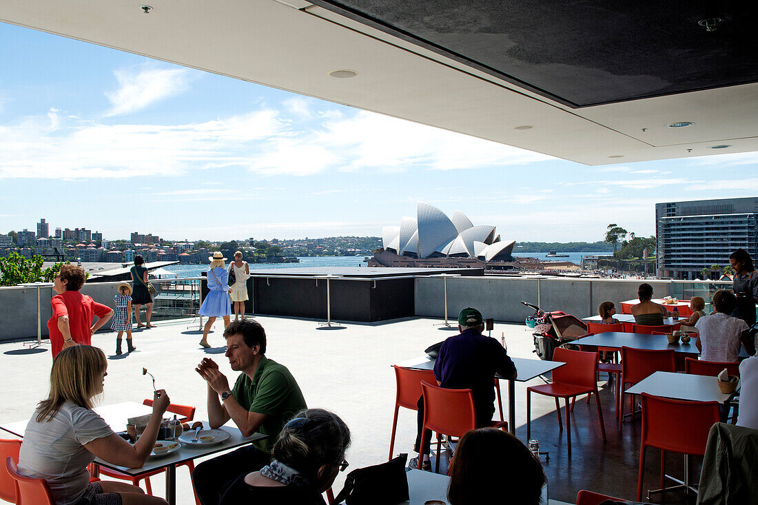 Café auf der Dachterrasse des Museum of Contemporary Art mit Opernhaus im Hintergrund, Sydney, New South Wales, Australien