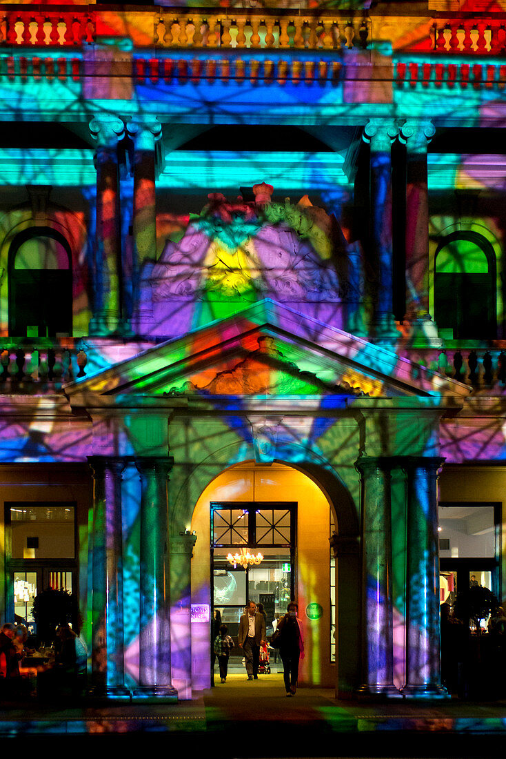 Das beleuchtete Cutoms House am Circular Quay während des Vivid Festivals, Sydney, New South Wales, Australien