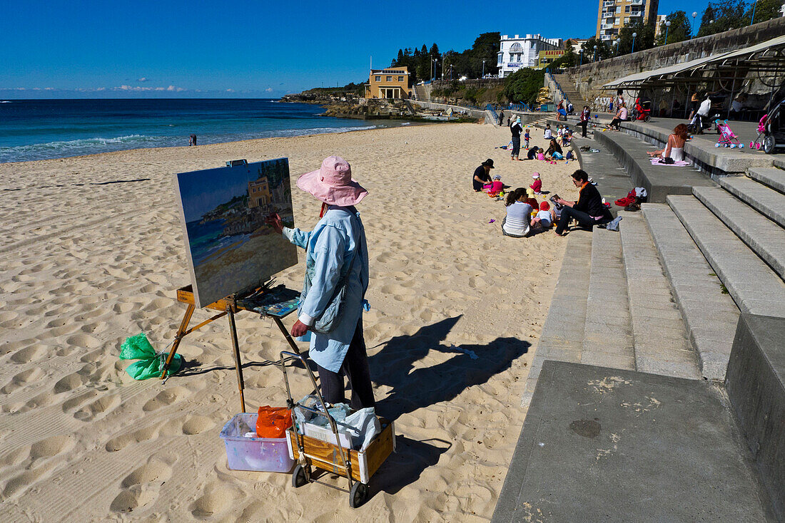 Artist at Coogee Beach in the southeast of Sydney, Sydney, New South Wales, Australia