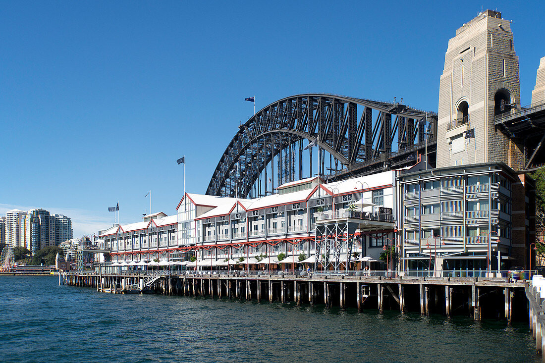 Walsh Bay mit Pier One vor der Hafenbrücke, Sydney, New South Wales, Australien