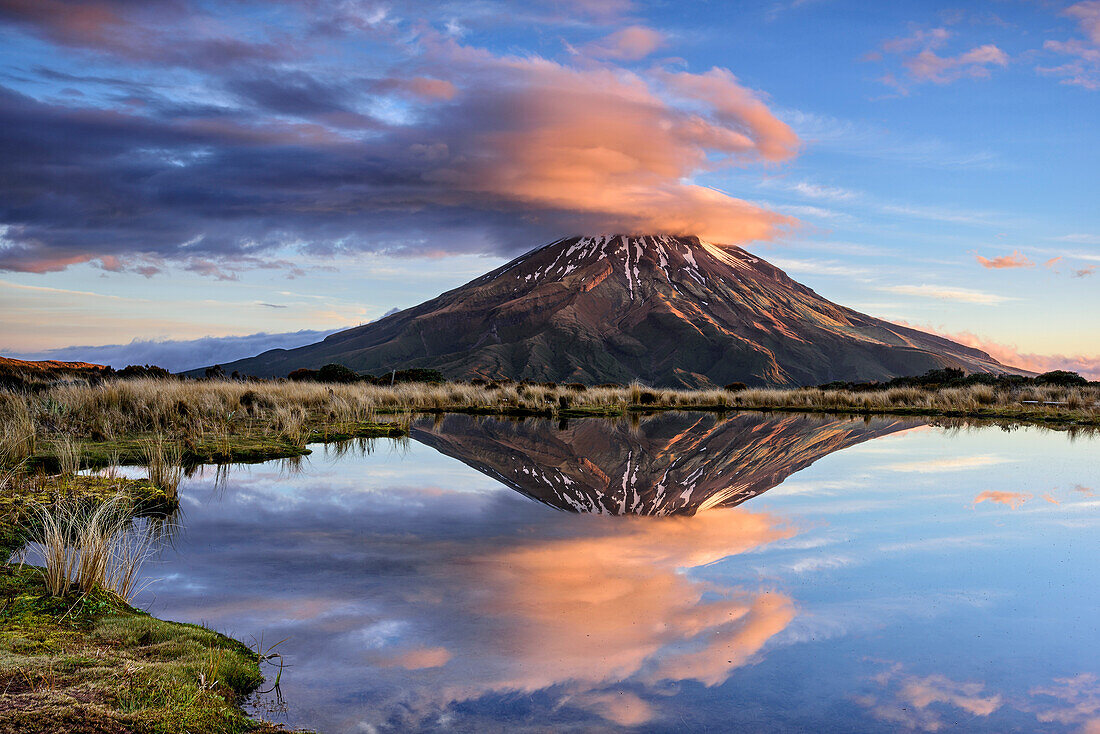 Vulkan Mount Egmont spiegelt sich in See, Egmont Nationalpark, Taranaki, Nordinsel, Neuseeland