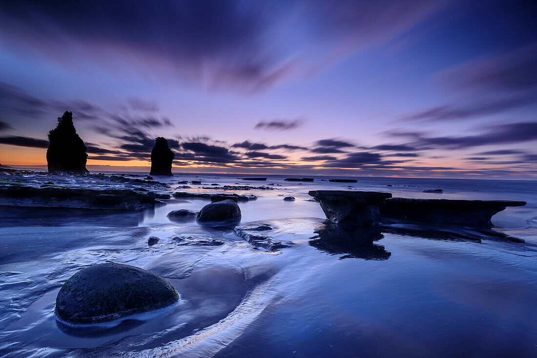 Wolkenstimmung am Meer über Felsen von White Cliffs, Tongaporutu, Taranaki, Nordinsel, Neuseeland