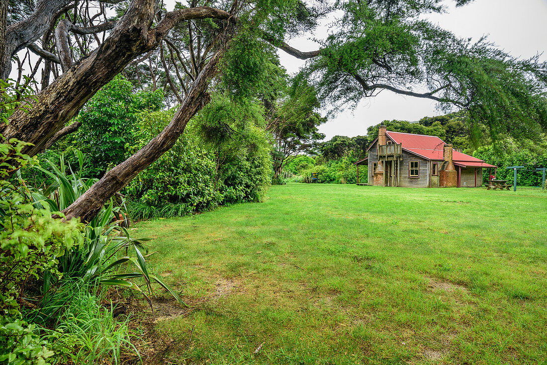 Whariwharangi Hut, Abel Tasman Coastal Track, Great Walks, Abel Tasman National Park, Tasman, South island, New Zealand