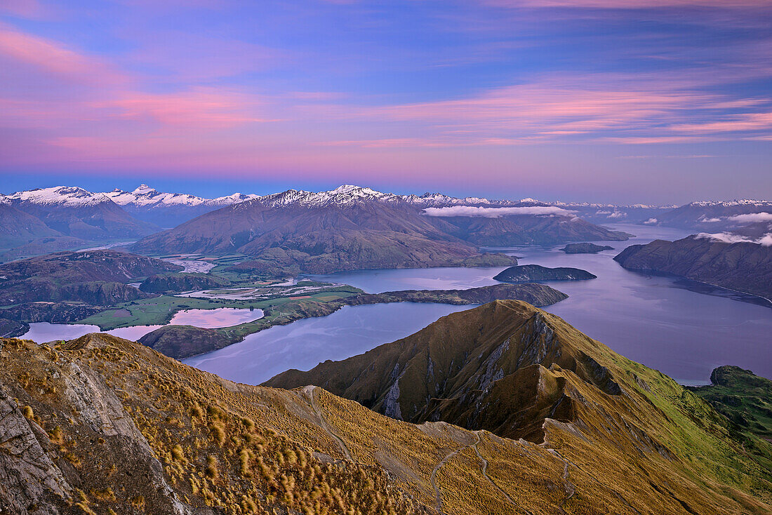 Lake Wanaka und Mount Aspiring in der Morgendämmerung, Roys Peak, Harris Mountains, Mount Aspiring Nationalpark, UNESCO Welterbe Te Wahipounamu, Queenstown-Lake District, Otago, Südinsel, Neuseeland