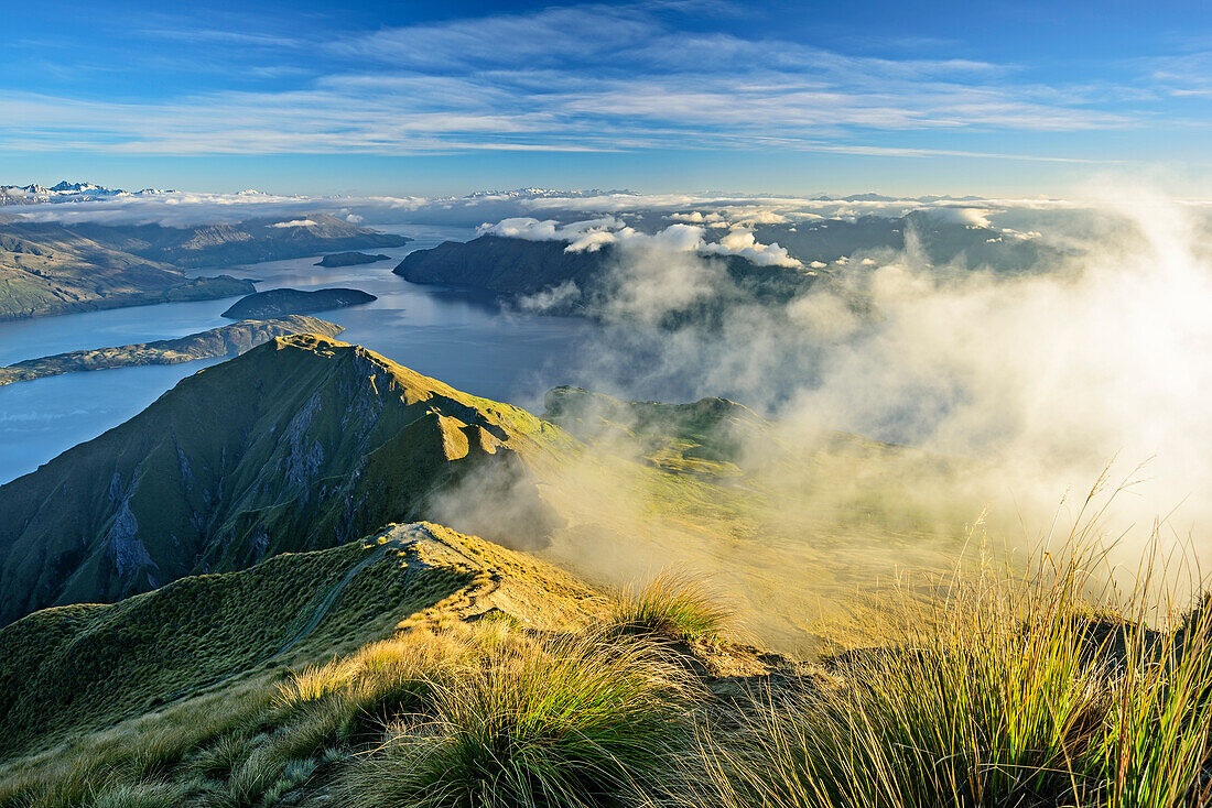 Wolkenstimmung mit Lake Wanaka, vom Roys Peak, Harris Mountains, Mount Aspiring Nationalpark, UNESCO Welterbe Te Wahipounamu, Queenstown-Lake District, Otago, Südinsel, Neuseeland