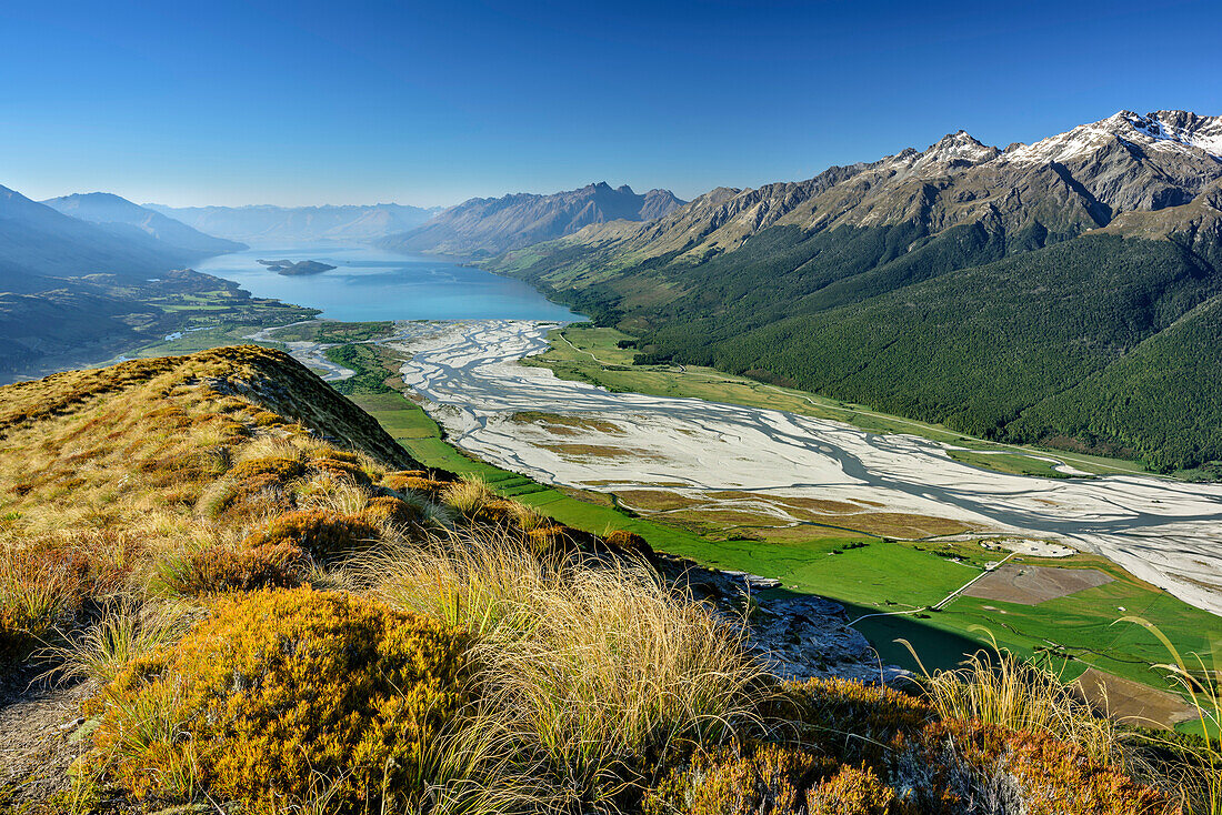 Blick auf Dart River-Tal und Lake Wakatipu, vom Mount Alfred, Fiordlands Nationalpark, UNESCO Welterbe Te Wahipounamu, Queenstown-Lake District, Otago, Südinsel, Neuseeland