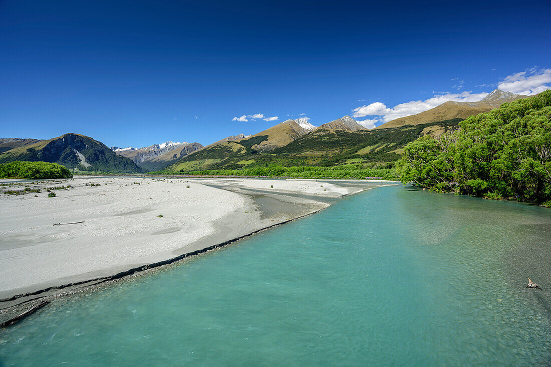 River with broad riverbed flowing through Glenorchy Valley, Fiordland National Park, UNESCO Welterbe Te Wahipounamu, Queenstown-Lake District, Otago, South island, New Zealand