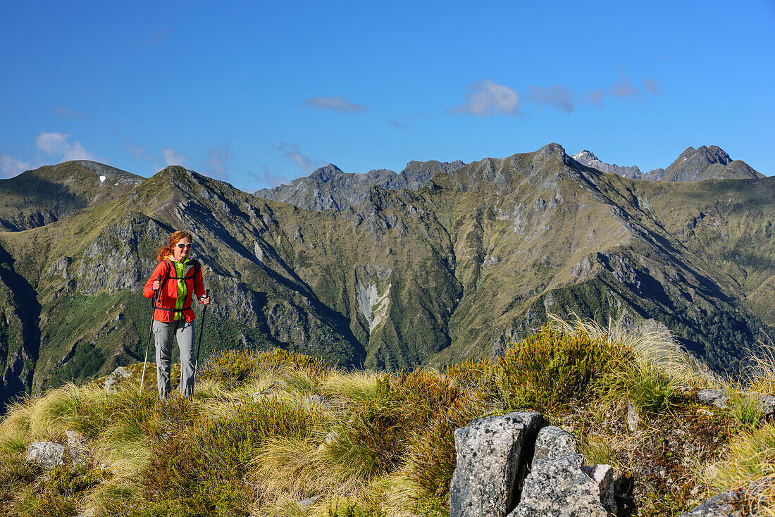 Woman hiking on Kepler Track, Kepler Track, Great Walks, Fiordland National Park, UNESCO Welterbe Te Wahipounamu, Southland, South island, New Zealand