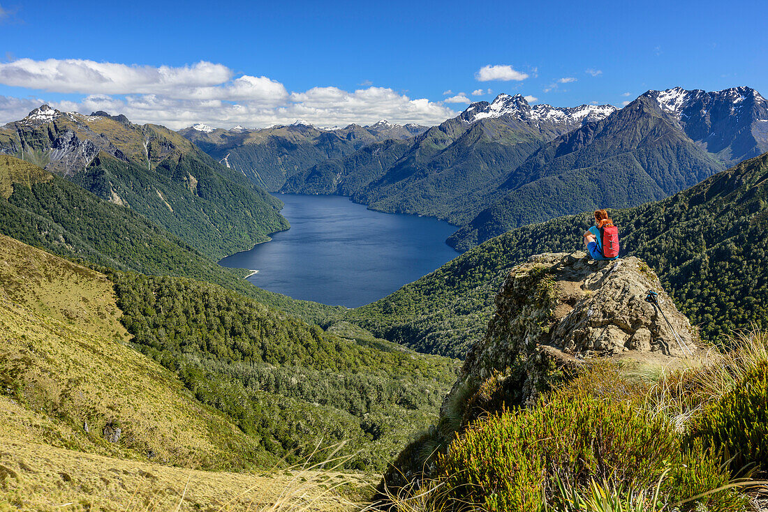 Frau beim Wandern blickt auf Lake Te Anau, Kepler Track, Great Walks, Fiordlands Nationalpark, UNESCO Welterbe Te Wahipounamu, Southland, Südinsel, Neuseeland