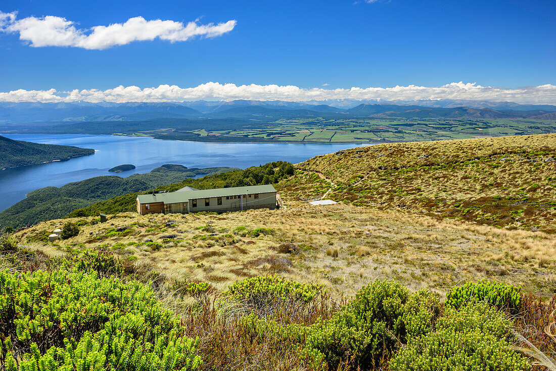 Hütte Mount Luxmore Hut über Lake Te Anau, Kepler Track, Great Walks, Fiordlands Nationalpark, UNESCO Welterbe Te Wahipounamu, Southland, Südinsel, Neuseeland