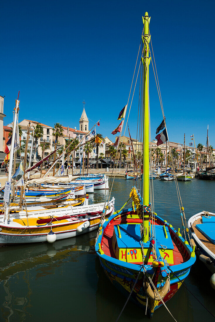 Hafen mit historischen Fischerbooten, Sanary-sur-Mer, Provence-Alpes-Côte d'Azur, Südfrankreich, Frankreich