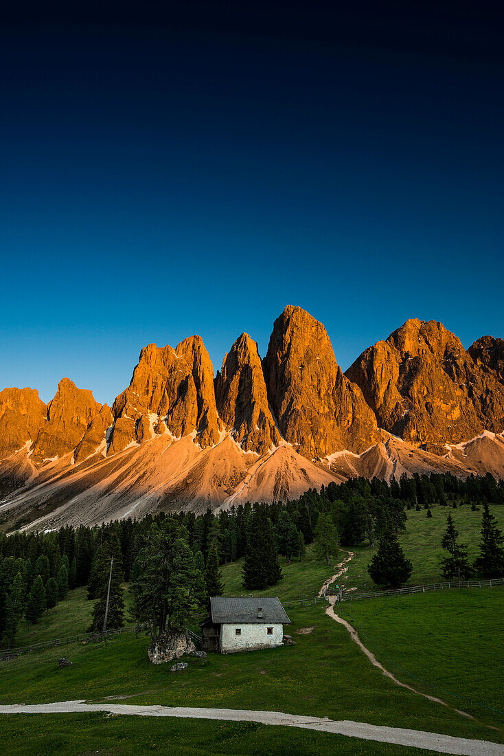 Sonnenuntergang, Glatschalm unterhalb der Geislerspitzen, Villnösstal, Sass Rigais, Dolomiten, Südtirol, Italien