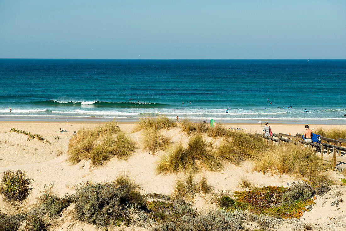 Weiter Sandstrand und Meer, Praia de Monte Clérigo, Atlantikküste, Algarve, Portugal