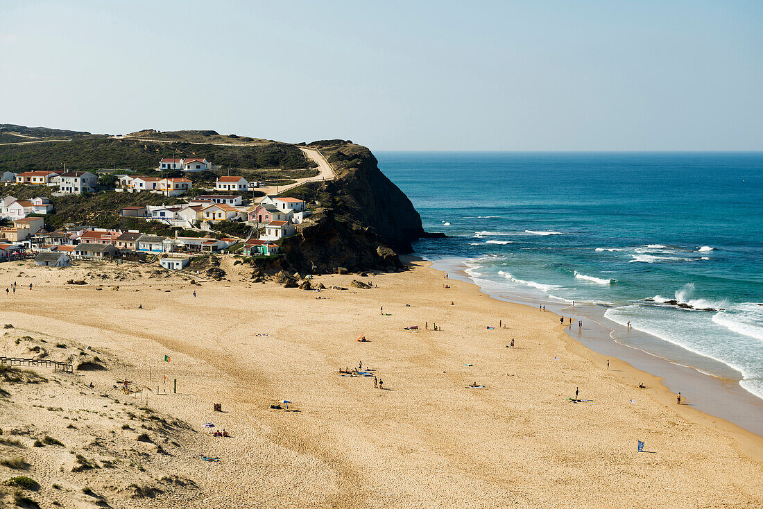 Weiter Sandstrand und Meer, Praia de Monte Clérigo, Atlantikküste, Algarve, Portugal