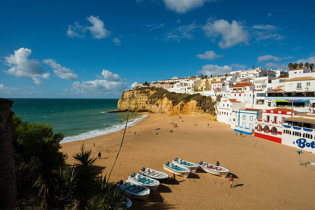 Bucht mit Strand und bunten Häusern, Carvoeiro, Algarve, Portugal