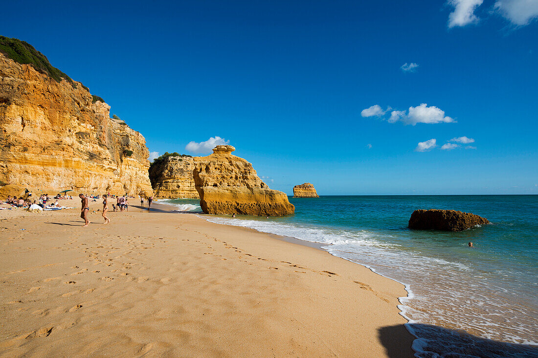 Strand und farbige Felsen, Praia da Marinha, Carvoeiro, Algarve, Portugal