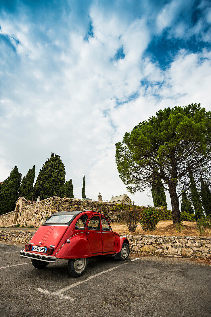 Citroën 2CV, Tourtour, Département Var, Region Provence-Alpes-Côte d'Azur, Südfrankreich, Frankreich