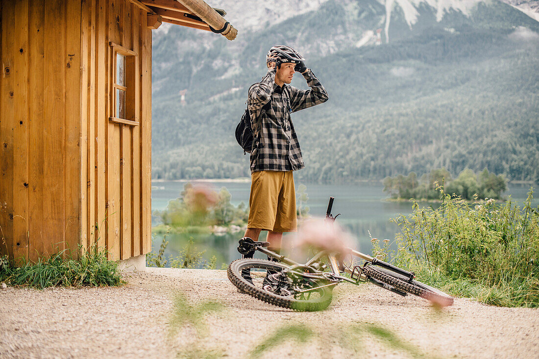 Biker am Eibsee, Zugspitze, Garmisch, Bayern, Deutschland, Europa.