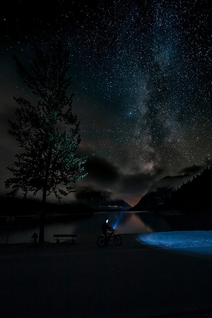 Biker am Plansee bei Nacht, Plansee, Reutte, Tirol, Österreich, Europa.