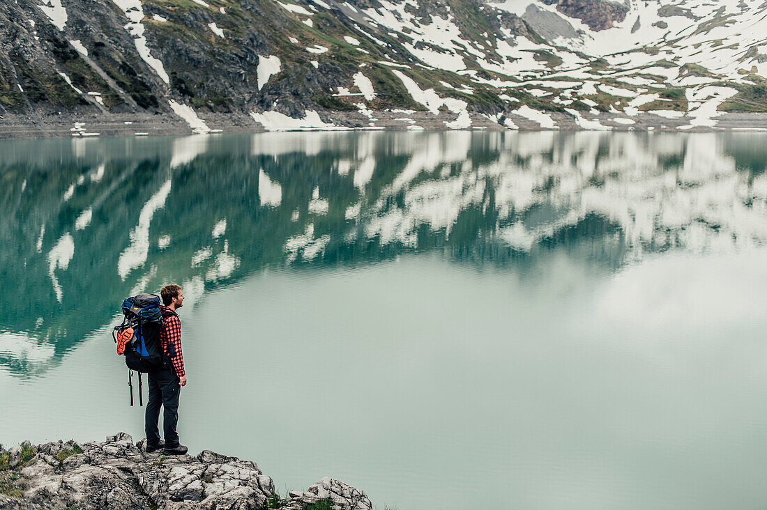 Wanderer mit Rucksack am Lünersee im Brandnertal, Vorarlberg, Österreich, Europa.