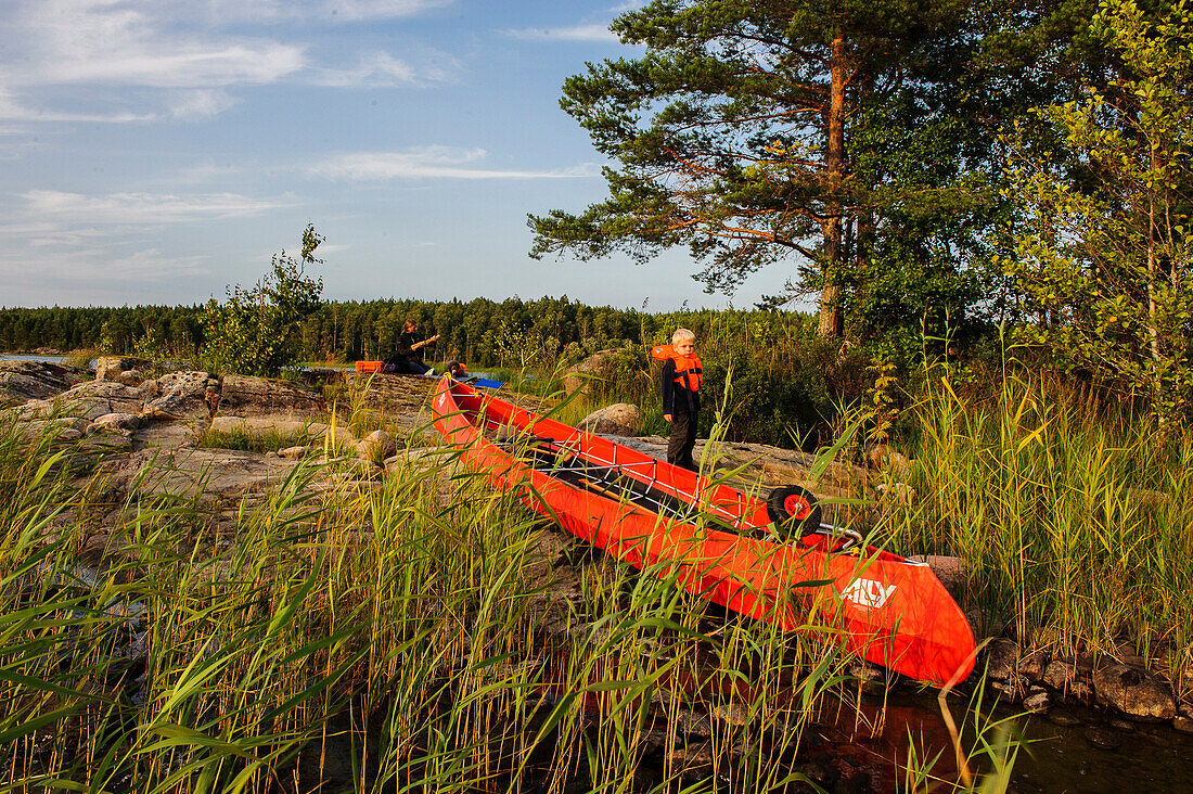 Familie ist mit dem Kanu unterwegs am Vaenersee Torsoe Insel bei Mariestad, Vänernsee, Schweden