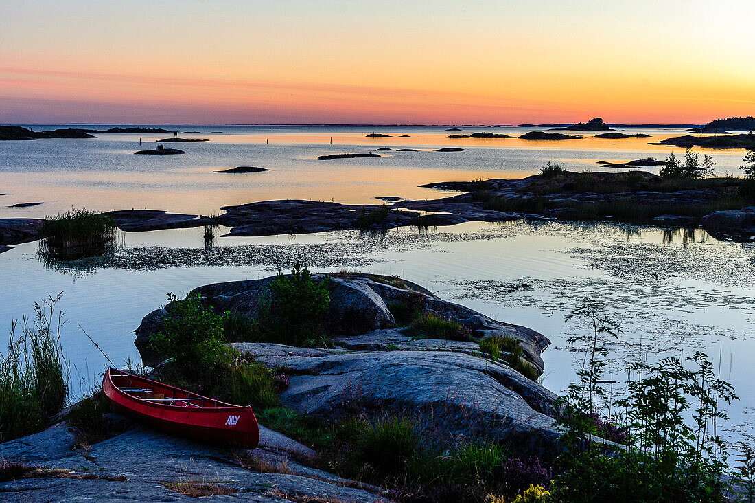 Sonnenuntergang mit Kanu, Landschaft Kaellandsoe am Vänersee, Schweden