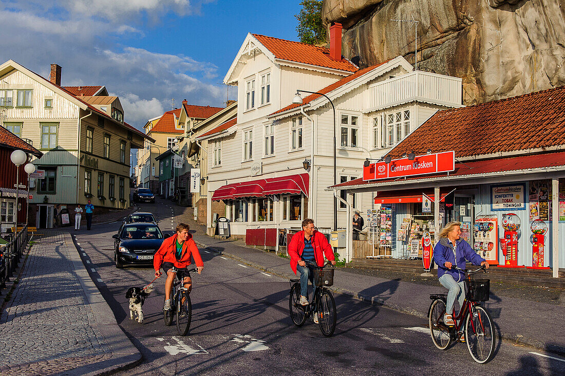 Radfahrer im Touristen- und Fischerdorf , Fjällbacka, Bohuslän, Schweden