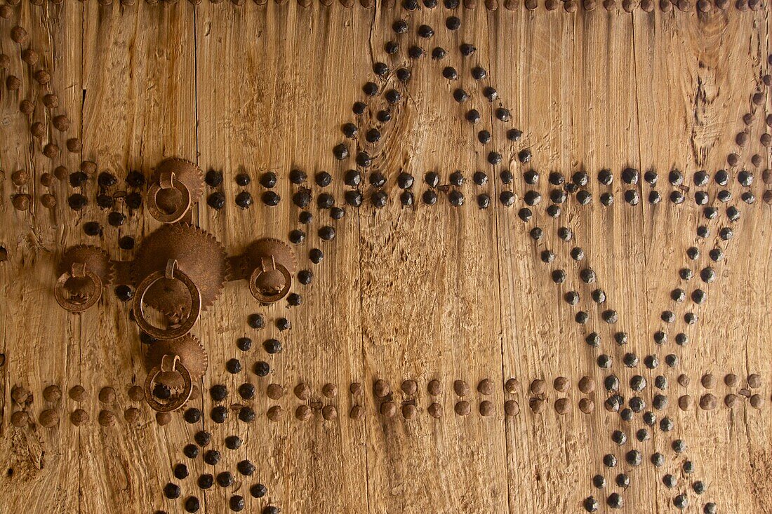Holztür mit Eisenbeschlag im Draa Tal südlich vom Hohen Atlas, Marokko