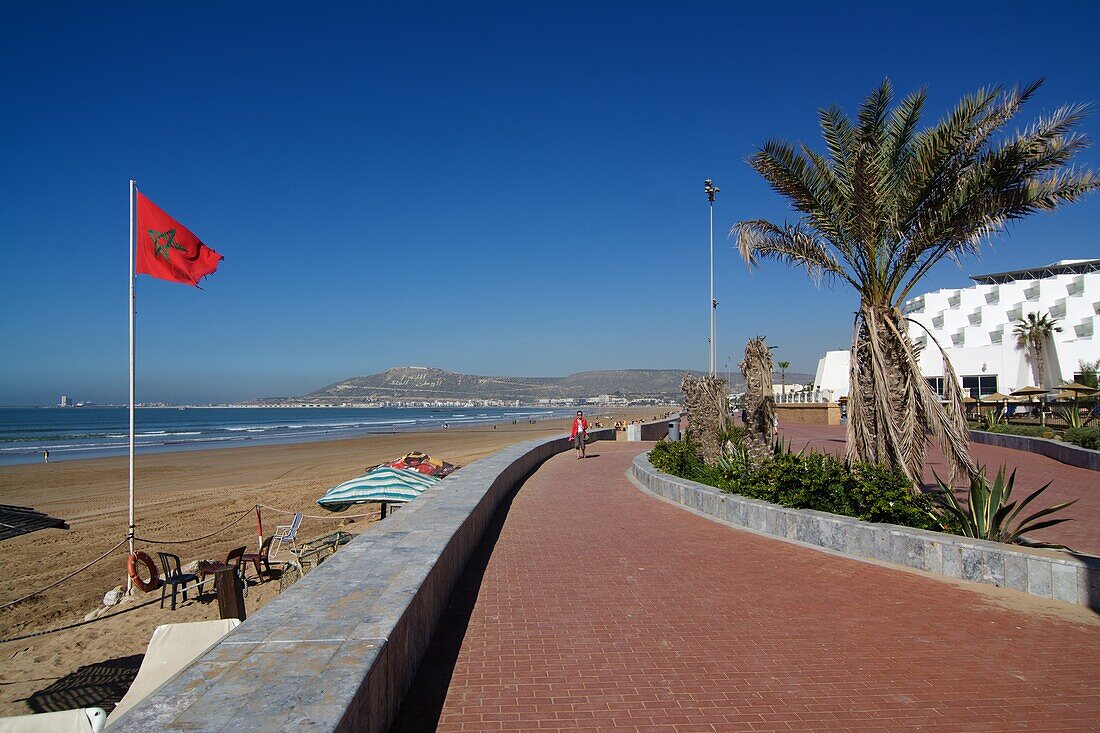 Küstenprobende in Agadir mit marokkanischer Flagge, Atlantikküste, Marokko