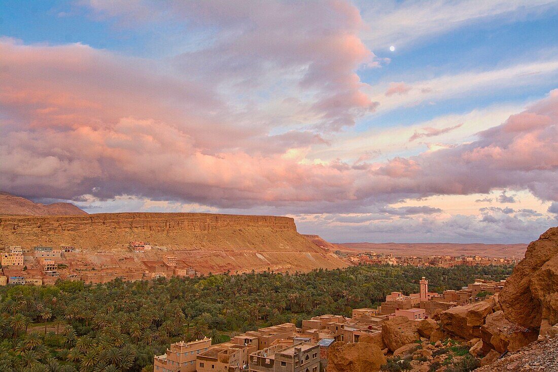 Die Oase Tinghir am Eingang zur Todra Schlucht am Fuss des Hohen Atlas am Abend, Marokko