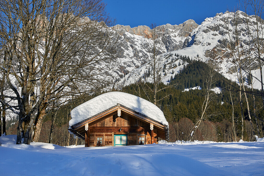 Verschneite Berghütte in Hinterthal, Gemeinde Maria Alm, Salzburg, Österreich