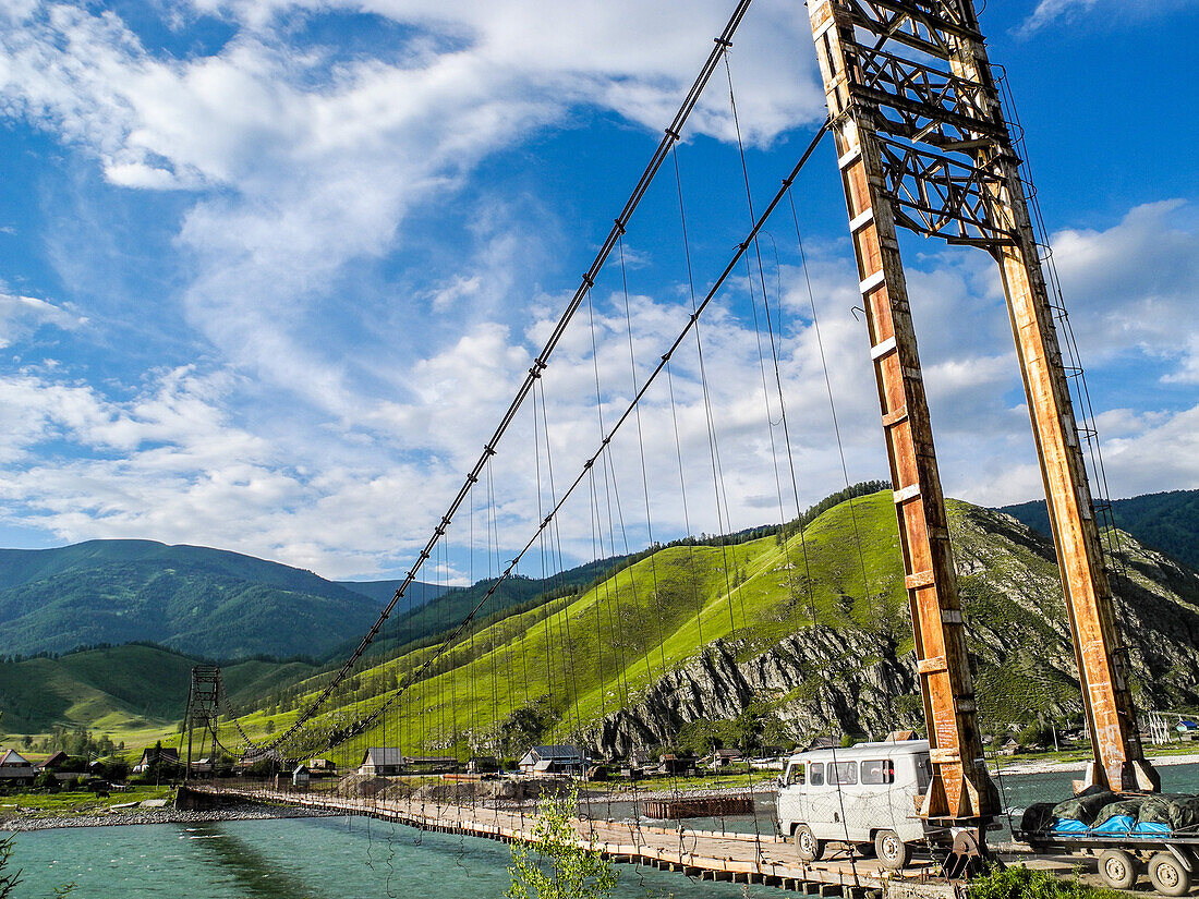 Hängebrücke über Katun-Fluss in Tyungur, Altai, Sibirien, Russland, Russische Föderation