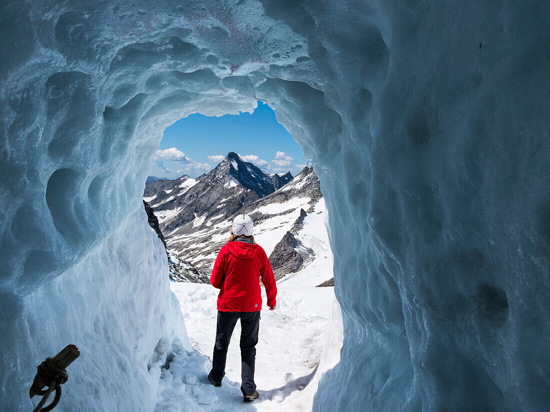 Gletscherhöhle Natur Eispalast, Ausgang mit Blick auf den Schrammacher, Hintertuxer Gletscher, Zillertal, Tirol, Österreich, Europa