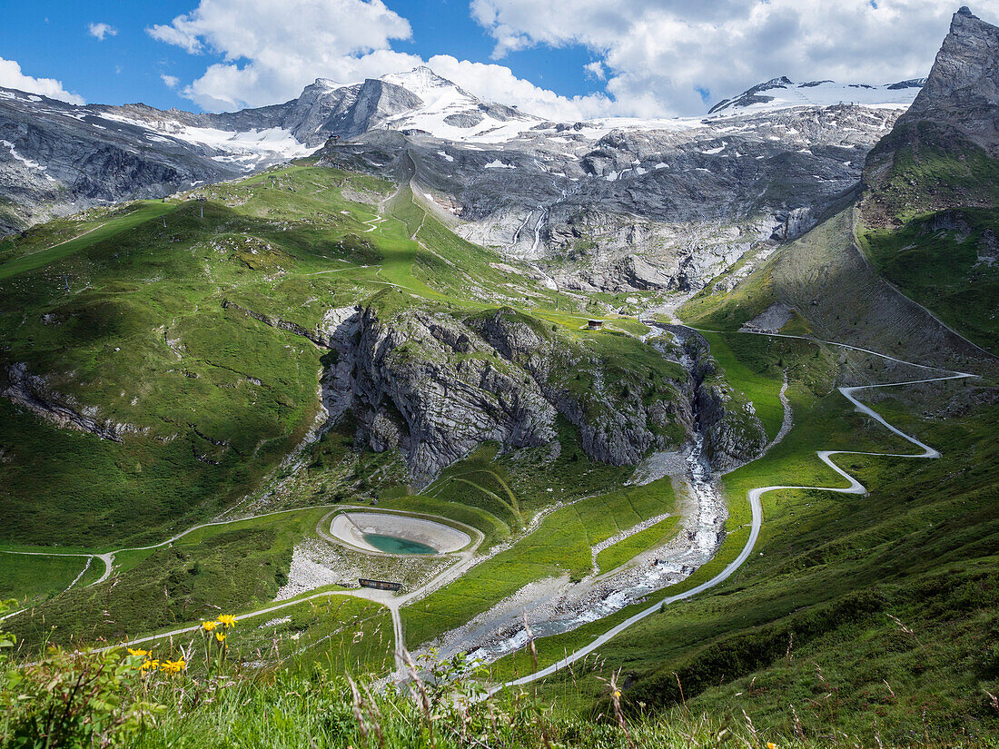 Hintertuxer Gletscher, Skigebiet im Sommer, Wasserreservoir, Zillertal, Tirol, Österreich, Europa