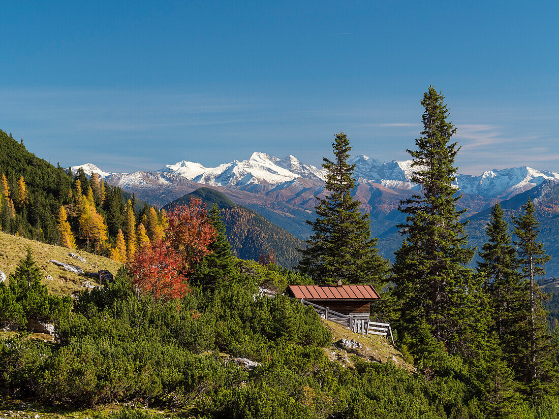 Bergwandern an den Südhängen des Wettersteingebirges, Jagdhütte, Blick auf die Zillertaler Alpen und Olperer, Tirol, Österreich, Europa