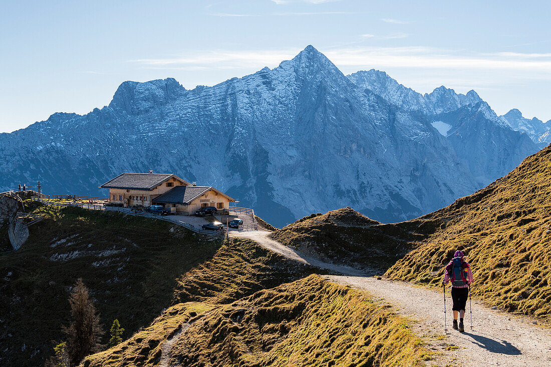 Bergwandern an den Südhängen des Wettersteingebirges zur Rotmoosalm, Blick auf Hochwand und die Mieminger Kette, Tirol, Österreich, Europa