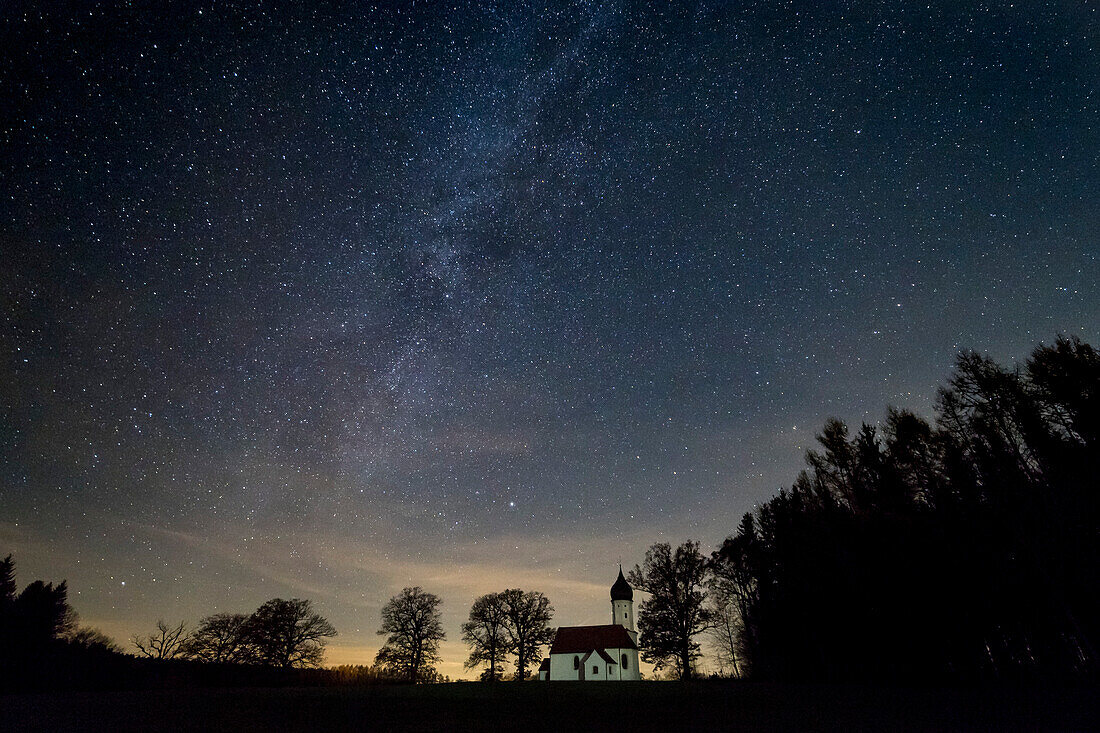 Hub-chapel under starry sky, Penzberg, Upper Bavaria, Germany, Europe