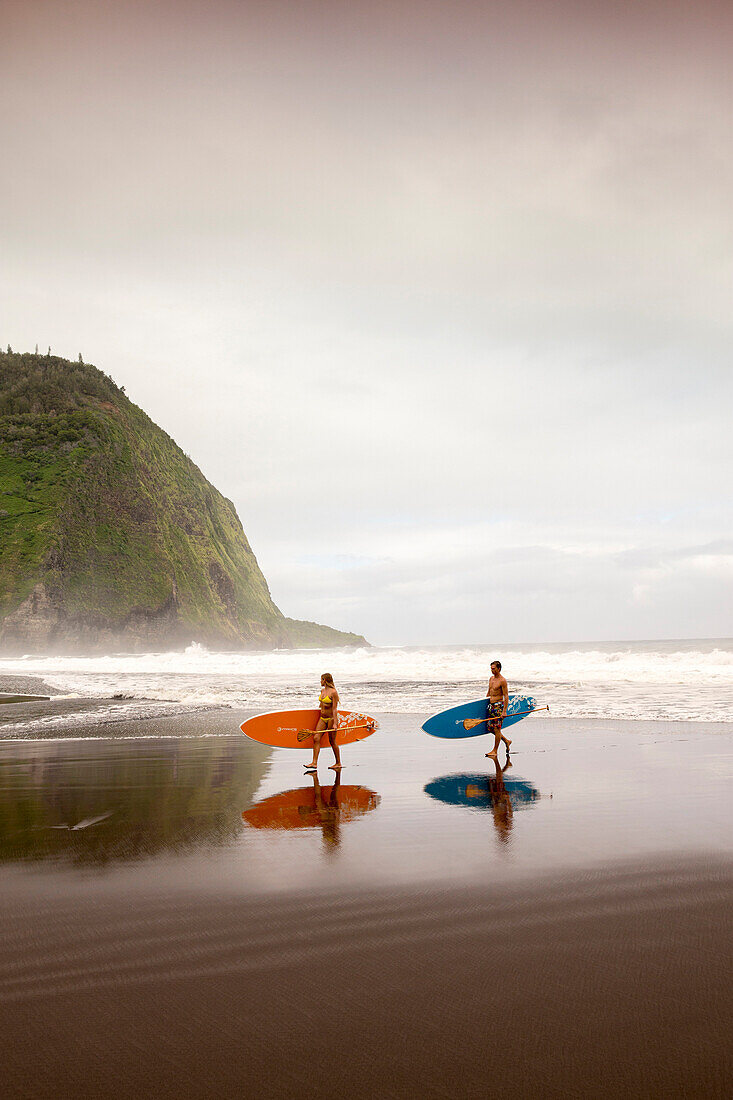 USA, Hawaii, The Big Island, paddle boarders Donica and Abraham Shouse in the Waipio Valley