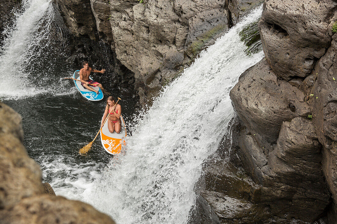 USA, Hawaii, The Big Island, Hilo, paddle boarding on the Wailuku River near the Singing Bridge