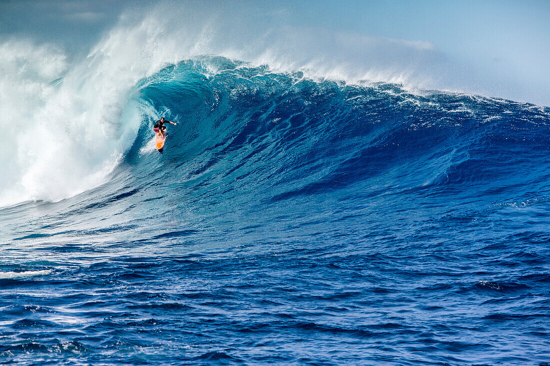 USA, HAWAII, Maui, Jaws, big wave surfers taking off on a wave at Peahi on the Northshore