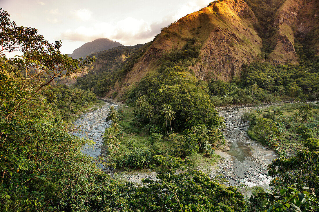INDONESIA, Flores, the 10 Kilometer River by the Transflores Hwy outside of Ende, Kilimutu National Park